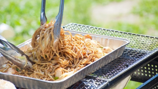 バーベキューで焼きそばを調理する時焼きそばプレート アルミホイル が大活躍 スクラムちゃんの部屋